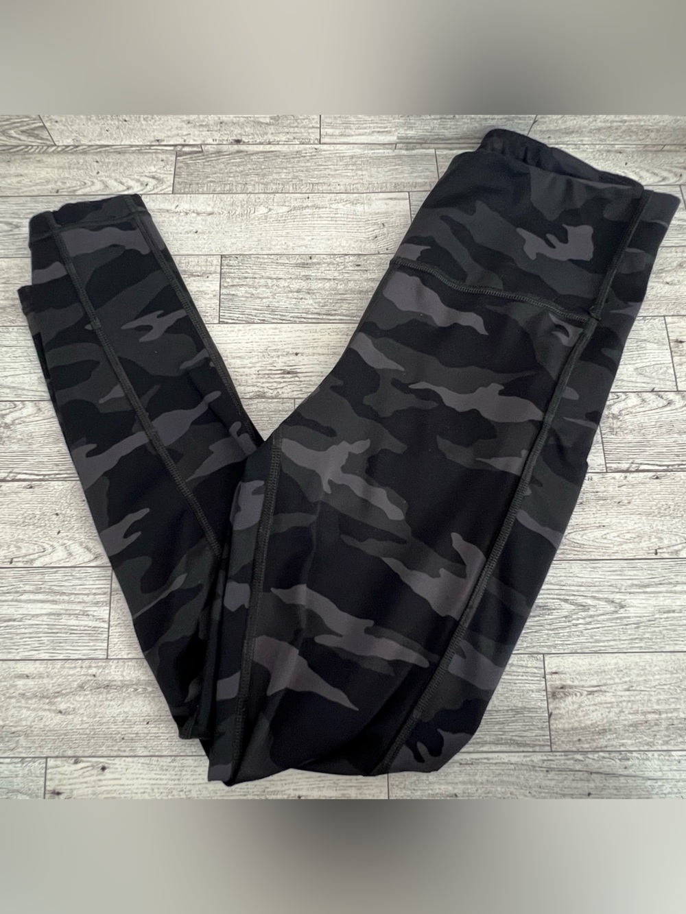 Athleta Ultimate Camo 7/8 Tights. Black/Grey. XS Extra Small.